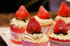 草莓纸杯蛋糕