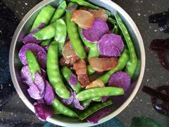 紫淮山荷兰豆炒腊肉的热量