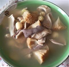 猴头菇莲子猪肚汤
