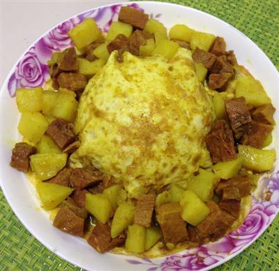 土豆牛肉咖喱蛋包饭