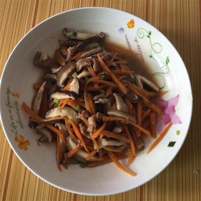 香菇胡萝卜炒肉片