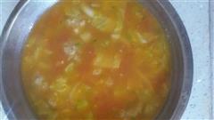 西红柿肉圆蔬菜汤
