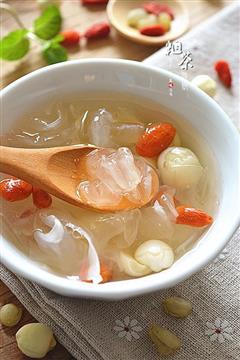 皂角米银耳莲子汤的热量
