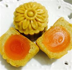 广式蛋黄莲蓉月饼的热量