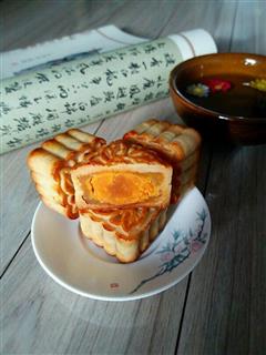 传统蛋黄莲蓉月饼