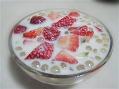 草莓牛奶西米露