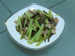 茶树菇烩肉片西芹