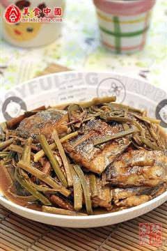 蕨菜烧带鱼