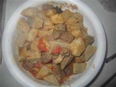 芋头炖牛腩的做法
