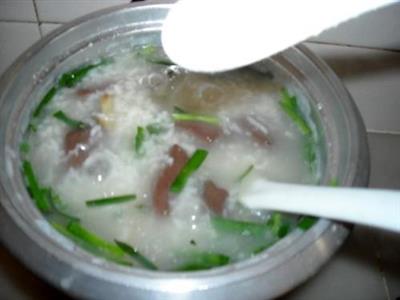 猪红韭菜粥