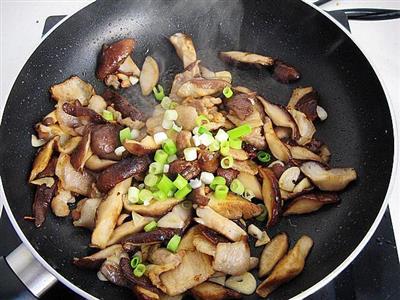 五花肉炒香菇