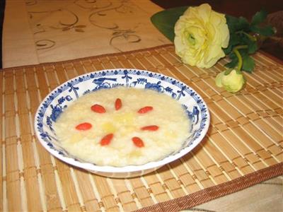 小米炖银耳雪梨粥