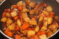 黑蒜红烧肉焖土豆的热量