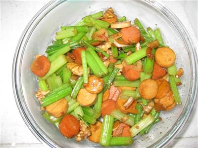 核桃仁小炒芹菜杆的做法