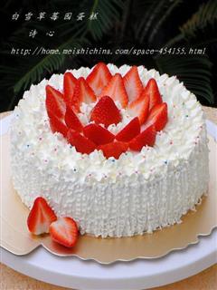白雪草莓园蛋糕