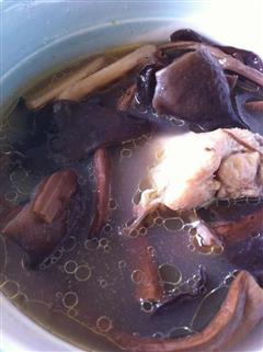 老母鸡菌菇汤