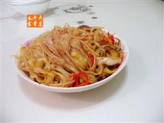 包菜香菇肉丝炒河粉