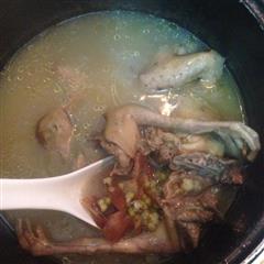 土茯苓绿豆白鸽汤的热量