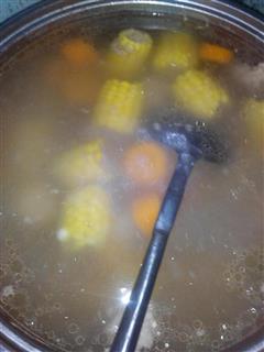 红萝卜玉米排骨汤的热量