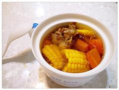 胡萝卜玉米筒骨汤