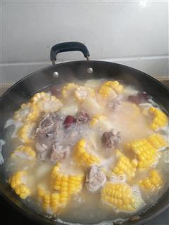 土豆玉米排骨汤的热量