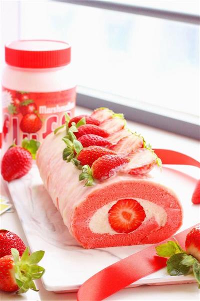 草莓棉花糖蛋糕卷