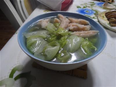 生菜鱼饺汤