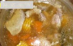 胡萝卜玉米排骨汤