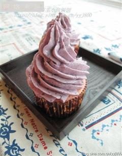 红曲纸杯蛋糕配奶油紫薯泥