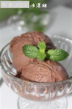浓郁丝滑的黑巧克力冰淇淋