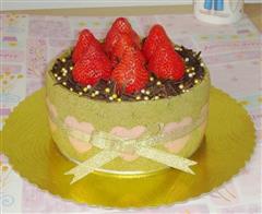 缎带草莓慕斯蛋糕