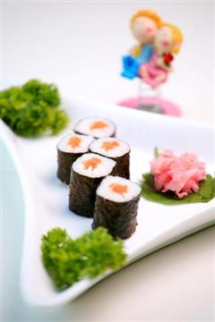 三文鱼寿司卷配日本酸姜的热量