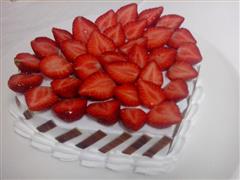 草莓水果奶油蛋糕的热量