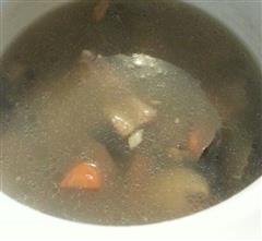 胡萝卜香菇排骨汤