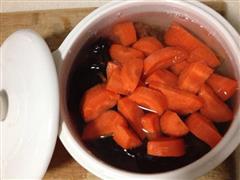 红萝卜木耳排骨汤的热量