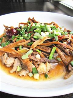黄花菜蒸鳄鱼肉