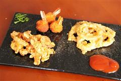 拼盘三侠-黄金凤尾虾，鱿鱼须，洋葱圈