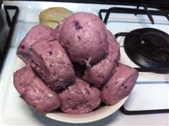 紫薯馒头，颜色很诱人的哦的热量