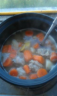 土豆胡萝卜炖排骨汤