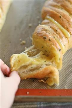 芝士大蒜面包 garlic cheesy bread的热量
