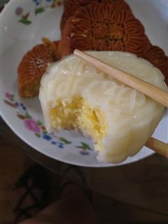 奶黄椰丝冰皮月饼