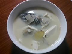 鲫鱼豆腐蘑菇汤