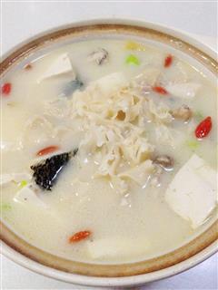 荷仙菇鱼头豆腐汤
