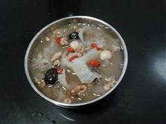 银耳红枣莲子汤