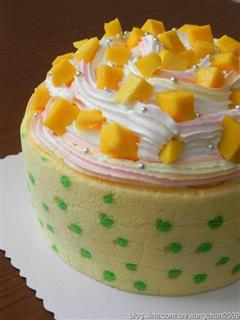 波点围边芒果奶油蛋糕
