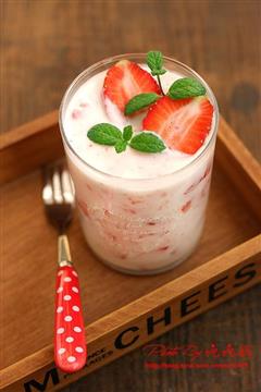酸奶草莓奶昔的热量