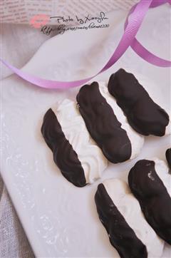 酥脆法式蛋白霜配黑巧克力