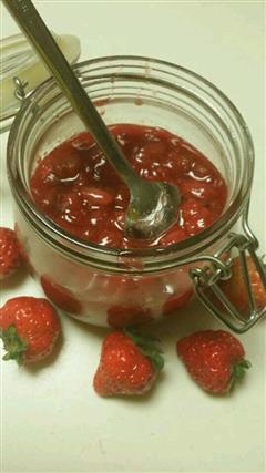 自制新鲜草莓果酱 给宝宝吃健康无添加的热量