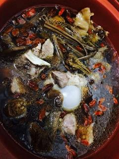 枸杞姬松茸茶树菇茯苓排骨汤的热量
