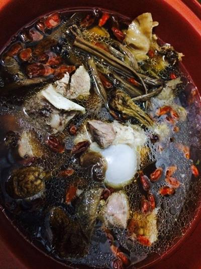 枸杞姬松茸茶树菇茯苓排骨汤